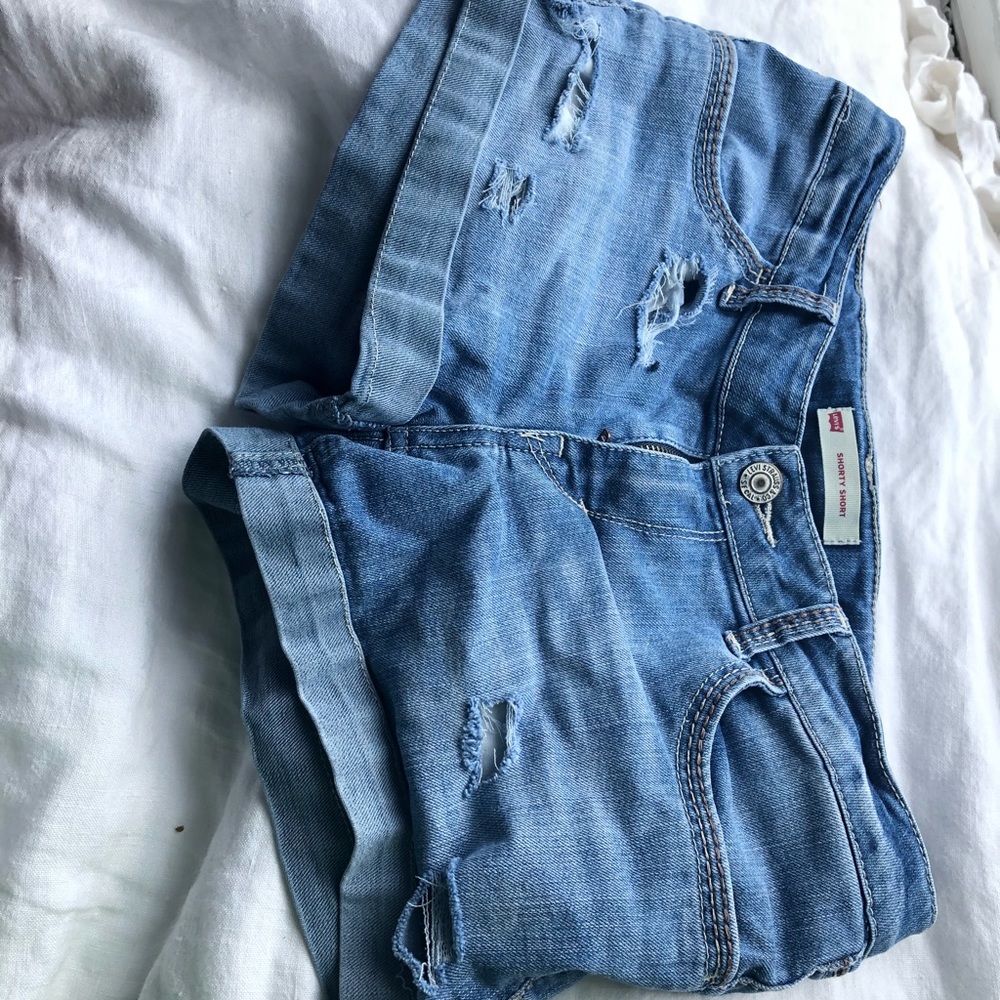 Ripped Levi’s jean shorts